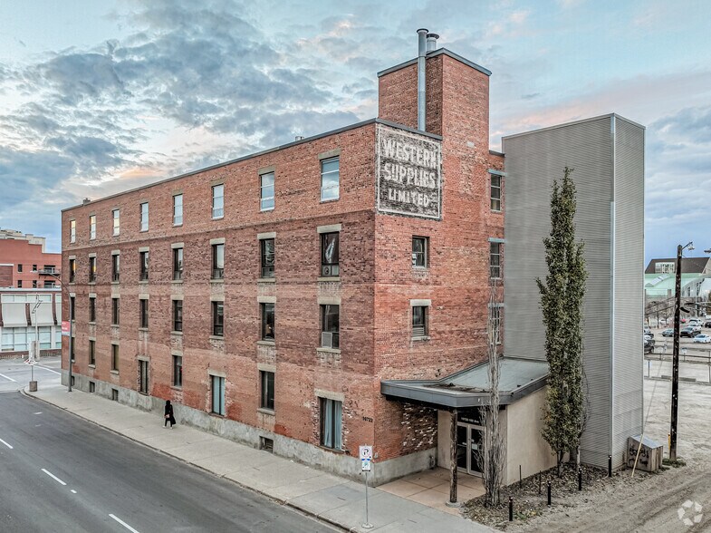 10722 103rd Ave, Edmonton, AB à louer - Photo du bâtiment - Image 2 de 4