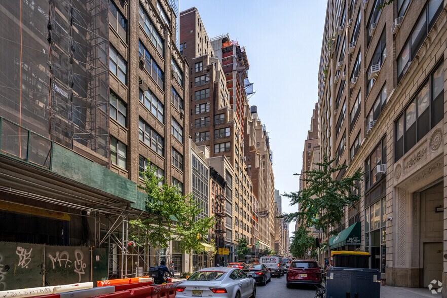 325 W 38th St, New York, NY à louer - Photo du bâtiment - Image 2 de 7