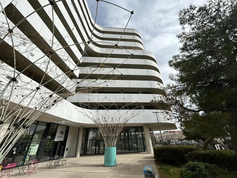 Office in Marseille for lease - Building Photo - Image 2 of 7