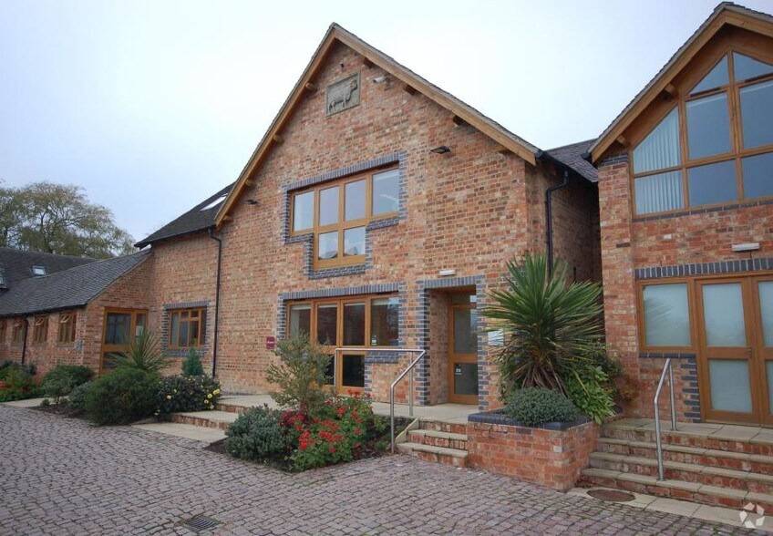 Watling St, Lutterworth à louer - Photo principale - Image 1 de 2