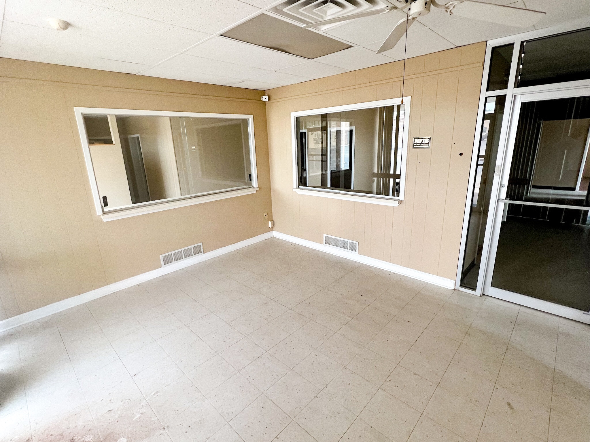 711 E 3rd St, Big Spring, TX for lease Interior Photo- Image 1 of 6