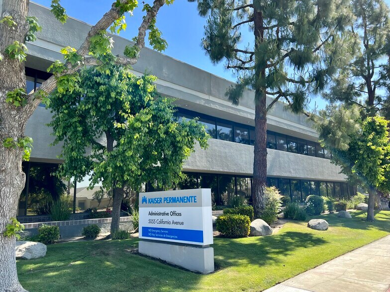 5055 California Ave, Bakersfield, CA à louer - Photo du bâtiment - Image 3 de 8