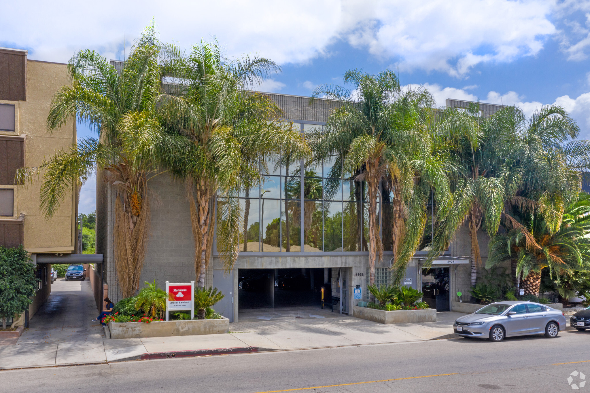 6928 Owensmouth Ave, Canoga Park, CA for lease Building Photo- Image 1 of 4