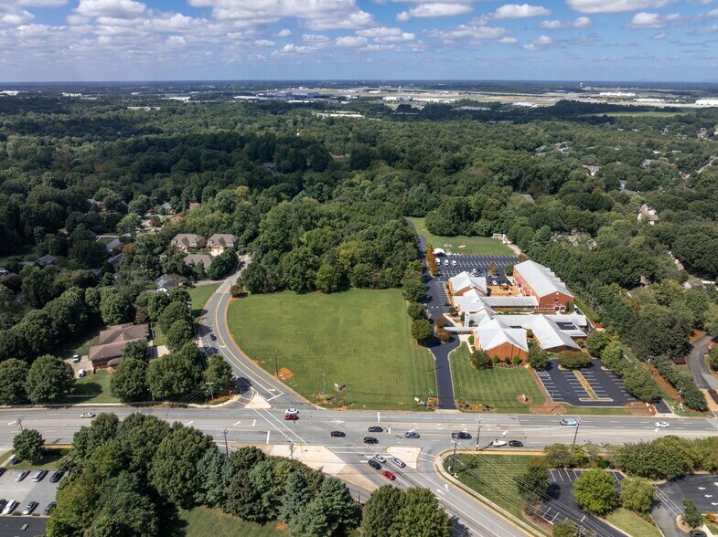 5908 Ballinger Rd, Greensboro, NC à louer - Photo du bâtiment - Image 2 de 7