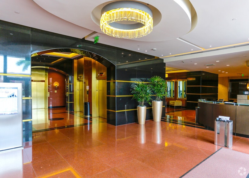 550 Biltmore Way, Coral Gables, FL for lease - Lobby - Image 3 of 26