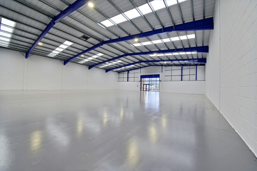 West Lodge Rd, Renfrew for lease - Building Photo - Image 2 of 8