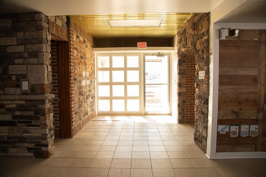 101 Ashworth Rd, West Des Moines, IA à vendre - Photo du bâtiment - Image 3 de 24