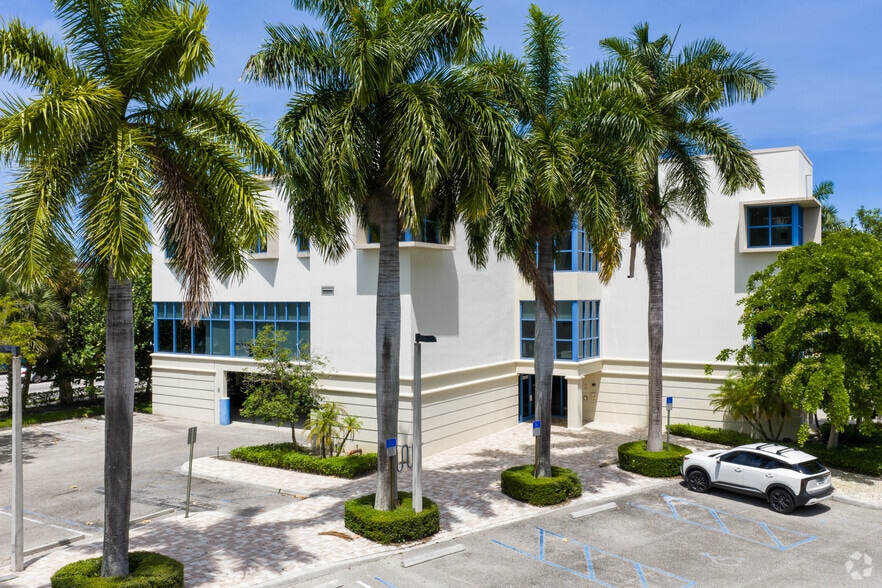 2505 Metrocentre Blvd, West Palm Beach, FL for lease - Building Photo - Image 2 of 6
