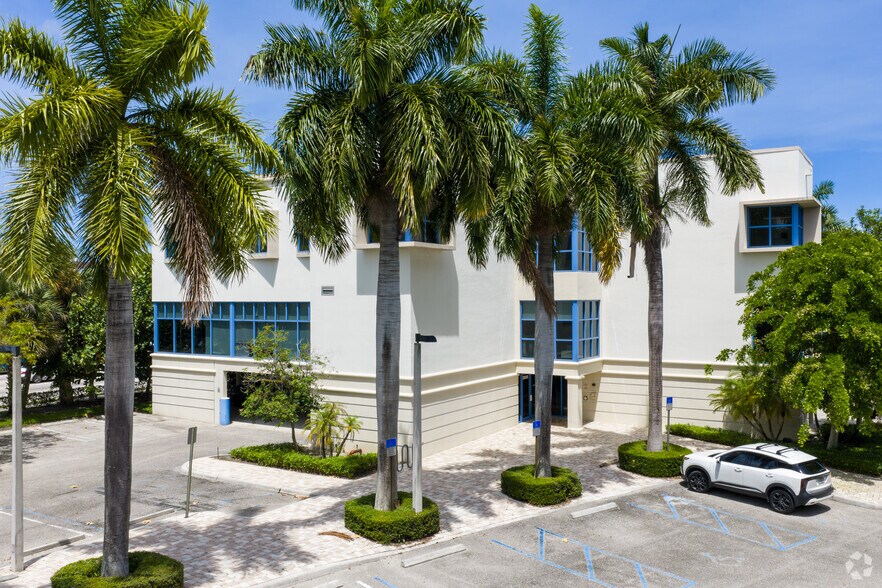 2505 Metrocentre Blvd, West Palm Beach, FL à louer - Photo du bâtiment - Image 2 de 6