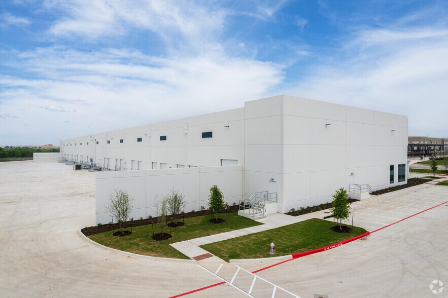 19121 Marketplace Ave, Kyle, TX for lease - Building Photo - Image 3 of 22