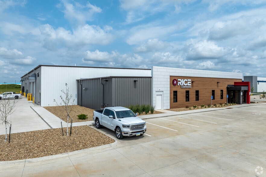 6815 Innovation Dr, Cedar Falls, IA for lease - Building Photo - Image 2 of 8