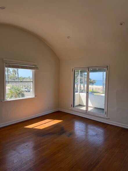 1337 Ocean Ave, Santa Monica, CA for lease - Interior Photo - Image 2 of 6
