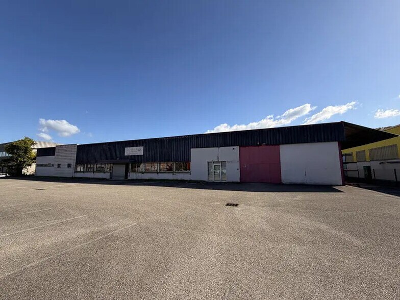Local d'activités dans Vaulx-en-Velin à vendre - Photo du bâtiment - Image 2 de 8
