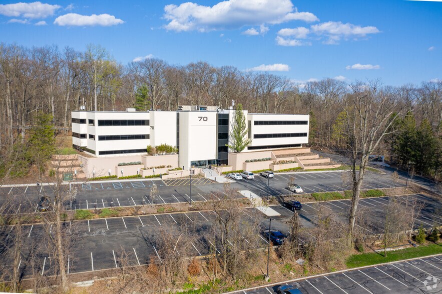 70 Hilltop Rd, Ramsey, NJ à louer - Photo du bâtiment - Image 3 de 6