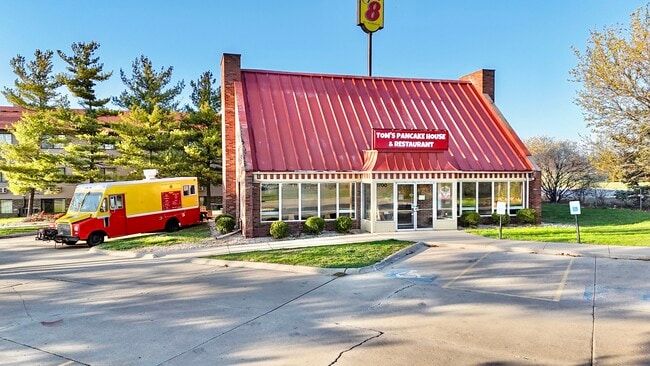 Plus de détails pour 1700 Fredrick Ln, Normal, IL - Commerce de détail à vendre