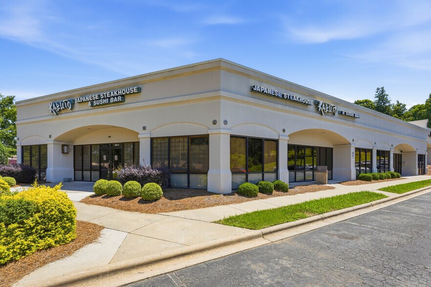 1001 E Wt Harris Blvd, Charlotte, NC à louer - Photo du bâtiment - Image 3 de 11
