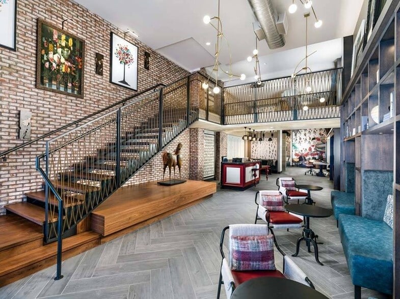 916 W Broad St, Falls Church, VA à louer - Photo du bâtiment - Image 3 de 43
