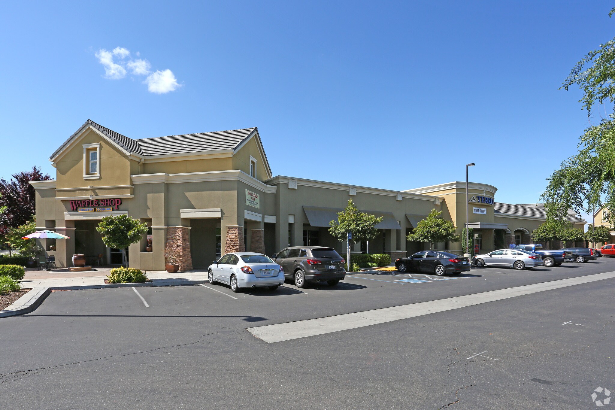 4045 W Figarden Dr, Fresno, CA for lease Primary Photo- Image 1 of 3