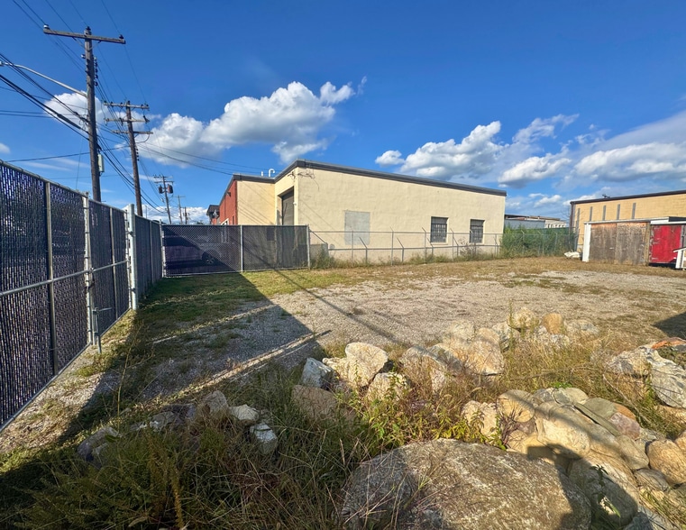 504 Magnolia Avenue Ave, Westbury, NY for lease - Building Photo - Image 2 of 3