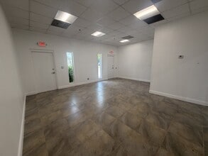 2696 NW 31st Ave, Lauderdale Lakes, FL for lease Interior Photo- Image 2 of 4