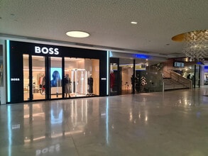 Retail in Paris for lease Interior Photo- Image 1 of 8