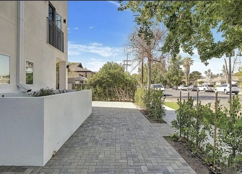5750 Kester Ave, Van Nuys, CA à vendre - Photo du bâtiment - Image 2 de 10