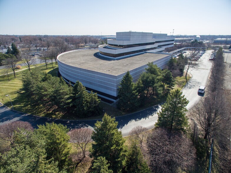 21001 Van Born Rd, Taylor, MI à louer - Photo du bâtiment - Image 2 de 13