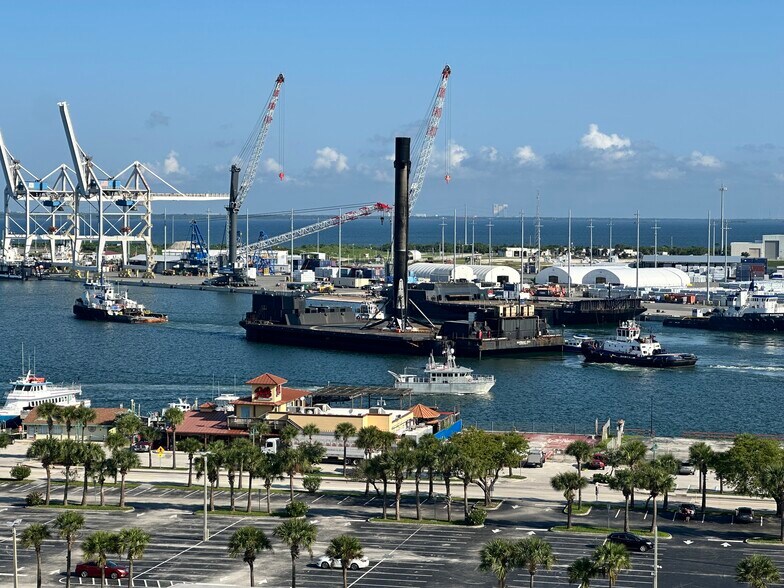 670 Dave Nisbet Dr, Port Canaveral, FL à louer - Photo du bâtiment - Image 1 de 5