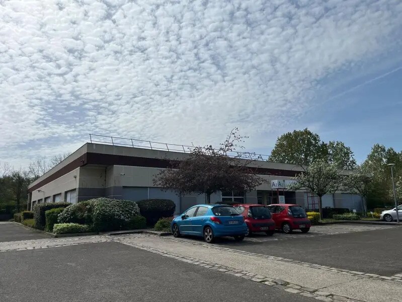 Flex in Trappes for lease Building Photo- Image 1 of 9