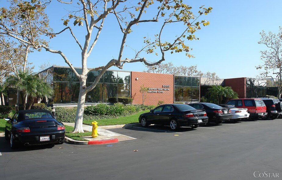 5001 Birch St, Newport Beach, CA à louer - Photo du bâtiment - Image 3 de 5