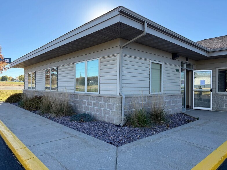 1627 4th Ave W, Monroe, WI à louer - Photo du bâtiment - Image 3 de 13