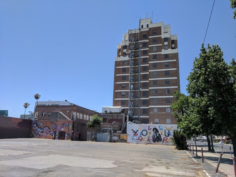 242 N Sutter St, Stockton, CA à vendre - Photo du bâtiment - Image 2 de 34