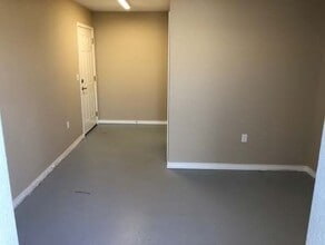 1275 W Sunchase Ct, Fayetteville, AR for lease Interior Photo- Image 2 of 6