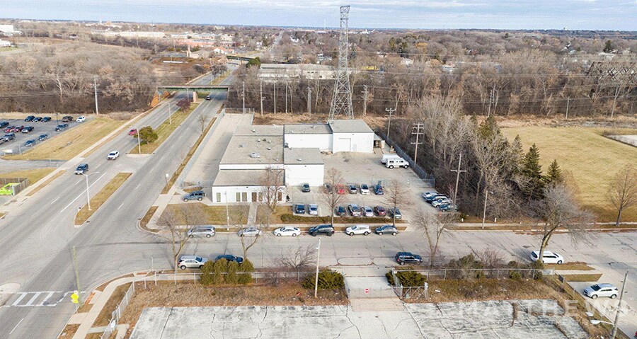 5920 W Bender Ct, Milwaukee, WI à vendre - Photo du bâtiment - Image 3 de 6