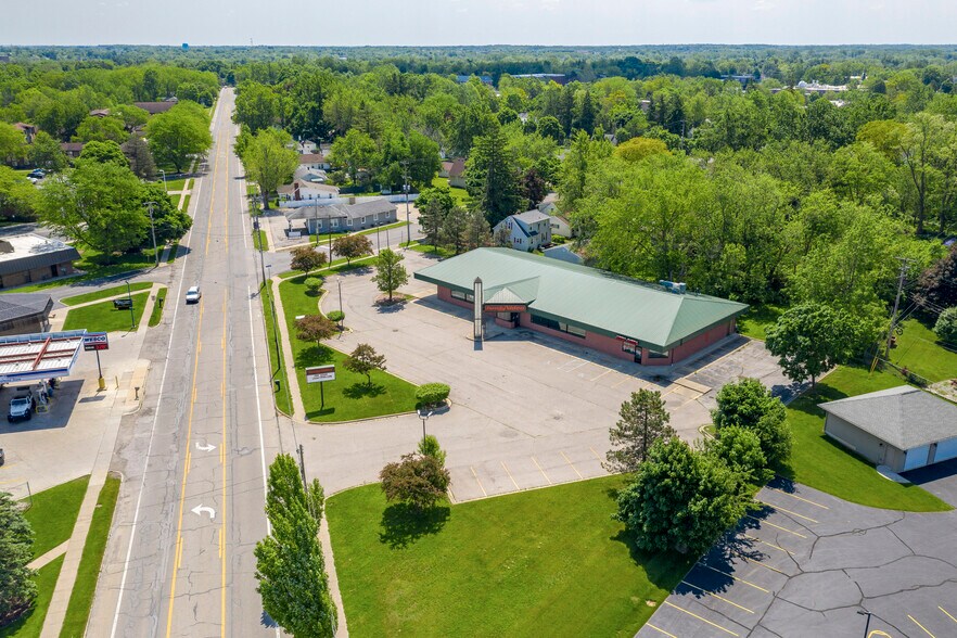 1407 W Maumee St, Adrian, MI for lease - Building Photo - Image 2 of 16