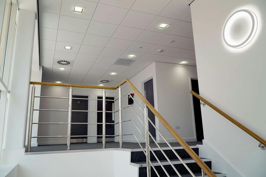 100 Relay Point, Tamworth for lease - Building Photo - Image 3 of 9