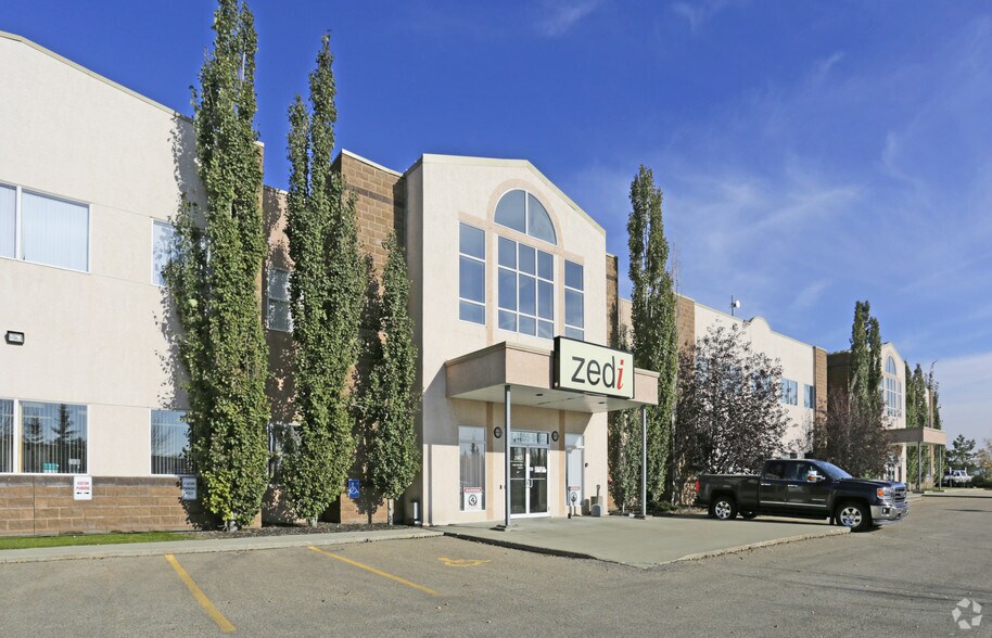 1851-1855 94 St NW, Edmonton, AB à louer - Photo du bâtiment - Image 3 de 11