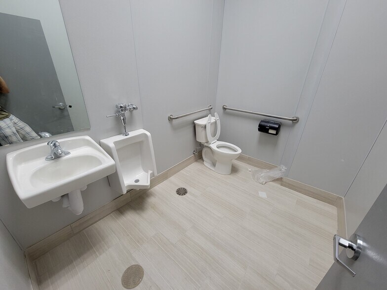 12470 W Bellfort Ave, Houston, TX à louer - Photo du bâtiment - Image 3 de 7
