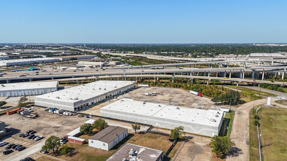 7111 Perimeter Park Dr, Houston, TX à louer - Photo du bâtiment - Image 3 de 4
