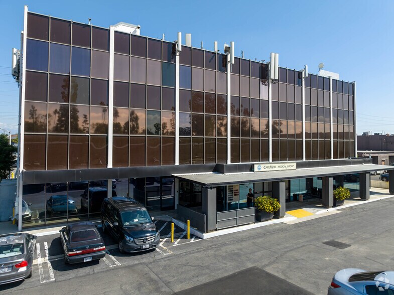 9040 Telegraph Rd, Downey, CA à louer - Photo du bâtiment - Image 3 de 8