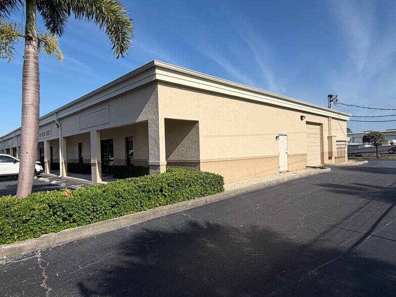 5929 Youngquist Rd, Fort Myers, FL à louer - Photo du bâtiment - Image 3 de 8