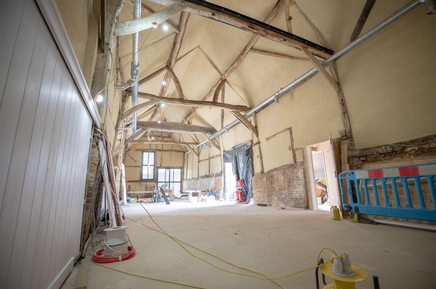 Barn Ln, High Wycombe for lease - Interior Photo - Image 3 of 3