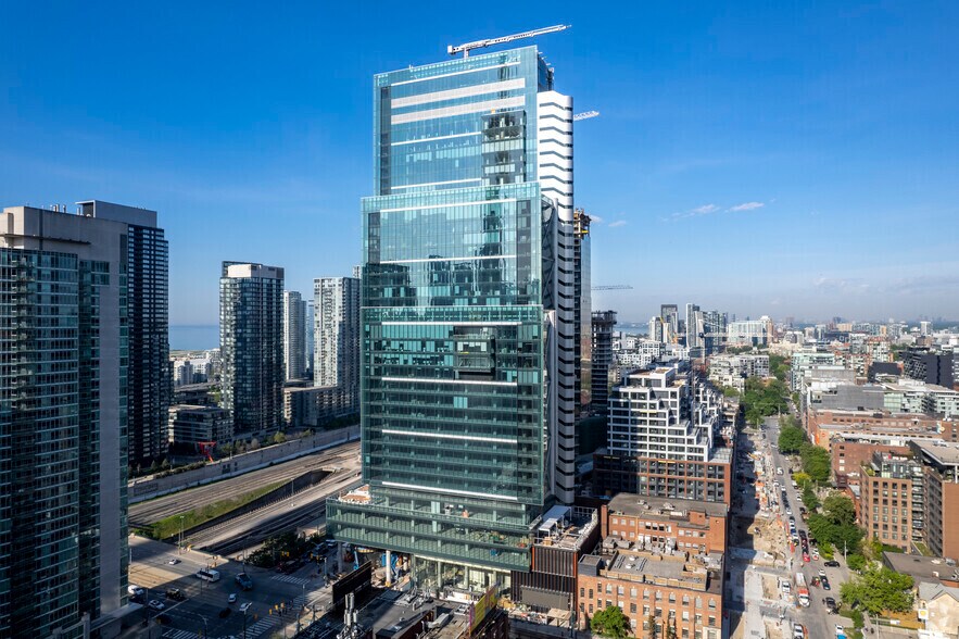 8 Spadina Ave, Toronto, ON à louer - Photo du bâtiment - Image 2 de 3