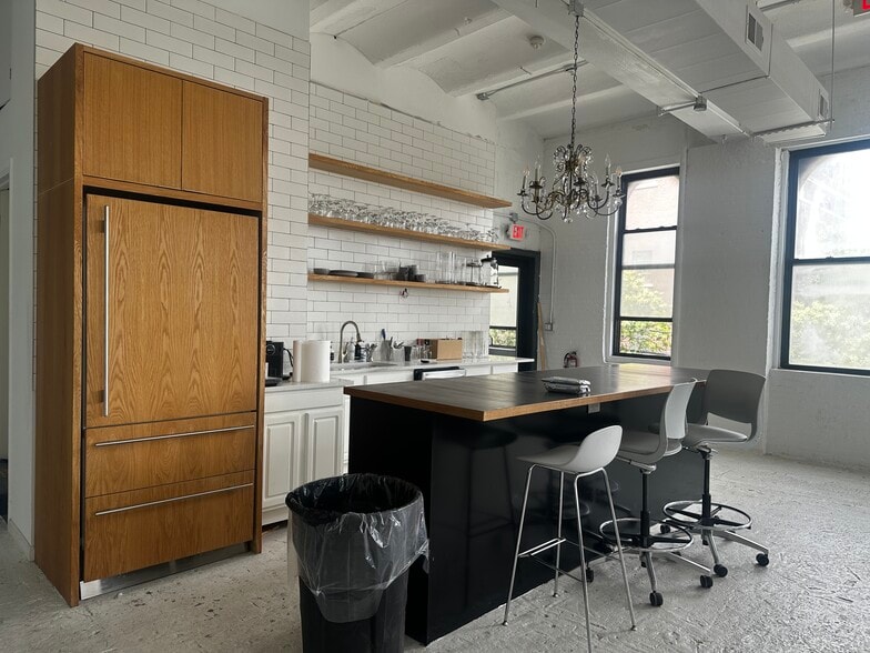 240 Meserole St, Brooklyn, NY à louer - Photo du bâtiment - Image 2 de 6