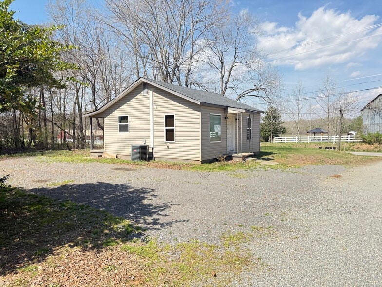 3004 Rent Rd, Yadkinville, NC for sale - Building Photo - Image 2 of 21