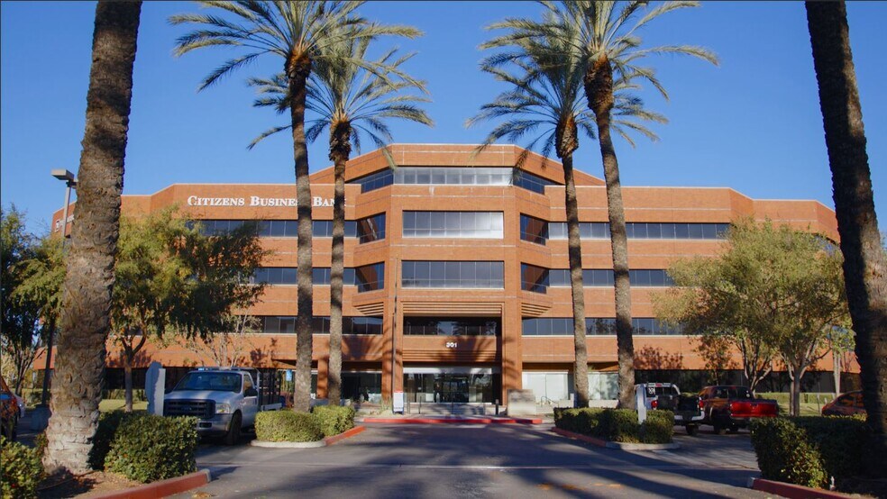 301 E Vanderbilt Way, San Bernardino, CA à louer - Photo du bâtiment - Image 2 de 10