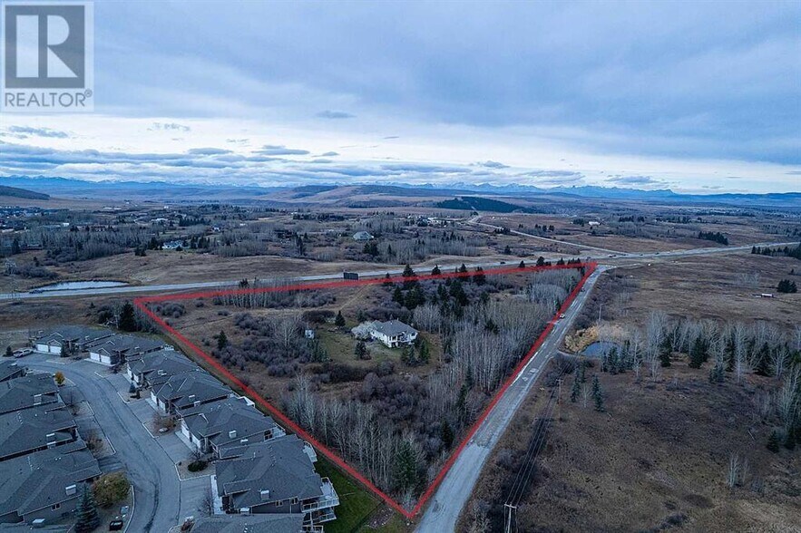 42085 River Heights Ln, Cochrane, AB à vendre - Aérien - Image 2 de 5