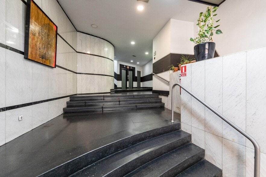 Office in Madrid, Madrid for sale - Building Photo - Image 2 of 4