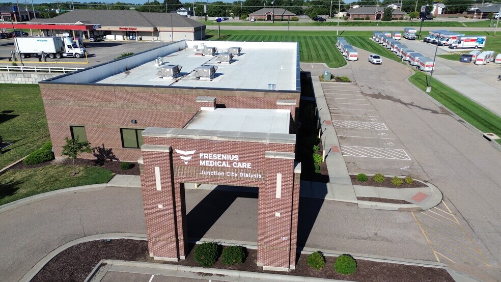 702 Caroline Ave, Junction City, KS à louer - Photo du bâtiment - Image 2 de 5