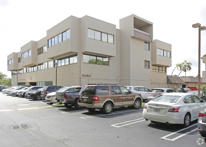 10669-10689 N Kendall Dr, Miami, FL for lease - Building Photo - Image 3 of 19